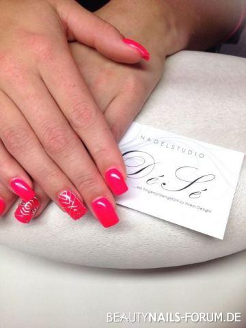 Saida Nails Farbe Gelnägel