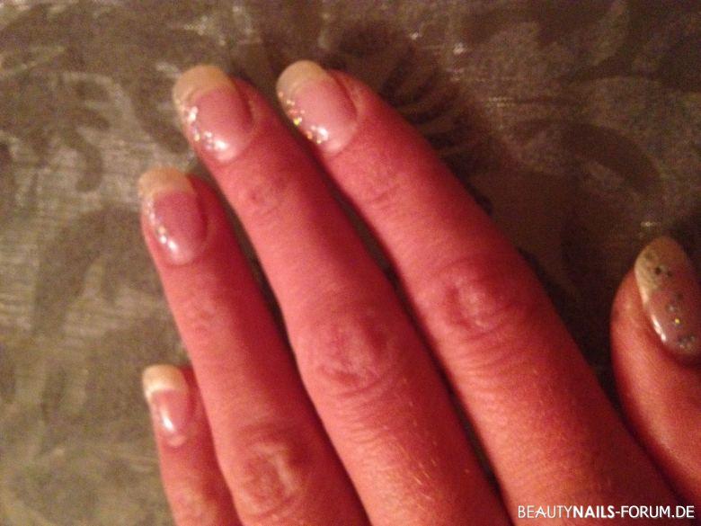 Schablonenverlängerung / French Glitter Silber Gelnägel - Das sind meine Nägel seit knapp 2 Wochen. Was haltet ihr davon?Danke Nailart