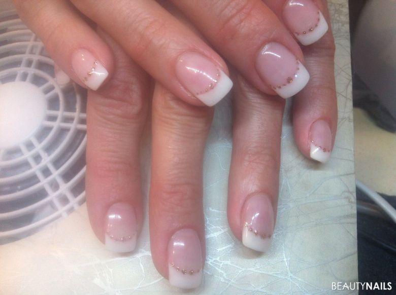 schlicht mit Goldenen Glitzerpunkten an der Smileline Gelnägel - Gele Jolifin Nailart