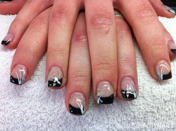 Schwarz mit NailArt Gelnägel - Schwarzes French mit gezogenen Blümchen und weiß/silbernen Nailart