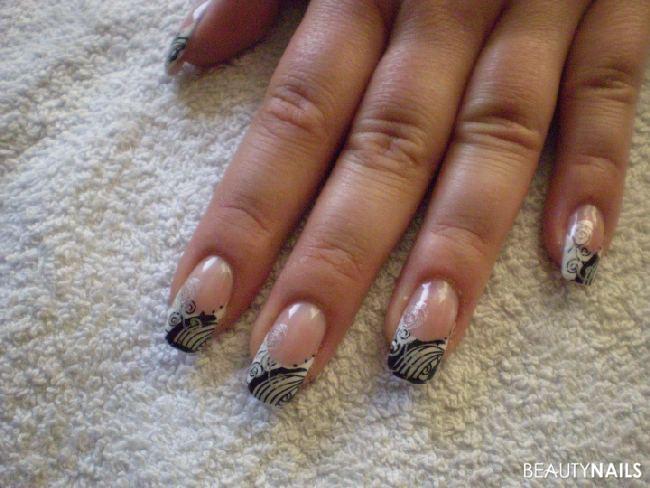 schwarz weiß Gelnägel - nagelbett ist kaschiertspitze: tipex weiß von glory und stempelall Nailart