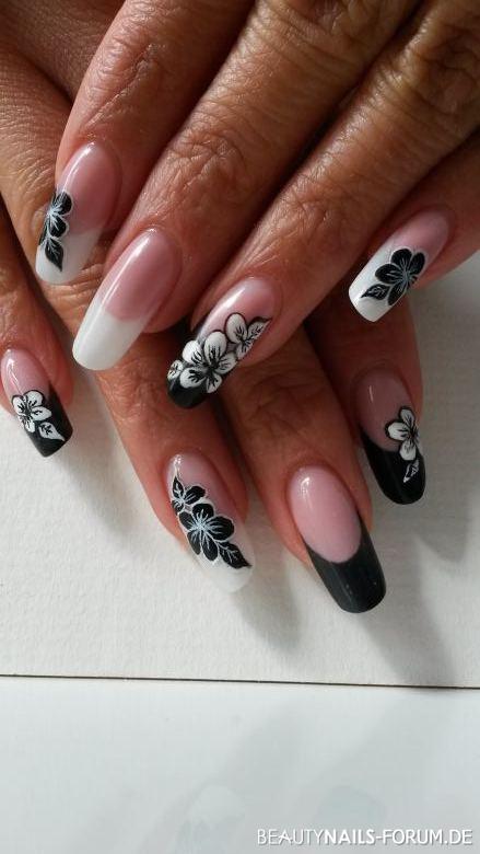 schwarz-weiß, Pinselmalerei Blumen elegant Gelnägel - Erstes Mal eine lange, runde Form gearbeitet. Sollten eigentlich Nailart