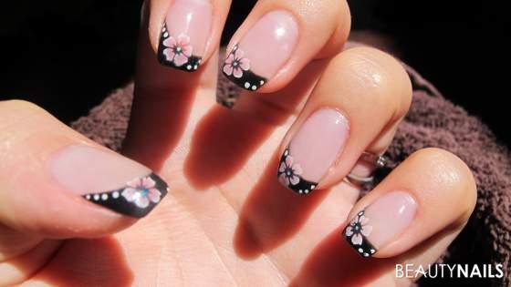 schwarzes French mit Blume Gelnägel - Aufbaugel : Beauty nail storeGlanzgel:    Beauty nail storeSchwarzes Nailart