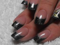 Schwarzes Nageldesign Muster Gelnägel