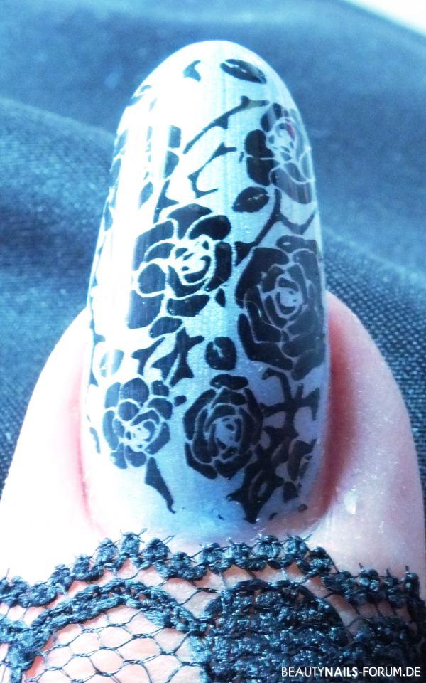 silbergrau mit schwarzem Stempel Gelnägel schwarz grau - silbergraues Fullcover mit schwarzem Stempel Nailart