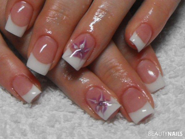 Smile-Line bei Frenchnägeln Gelnägel - leider ist die smile nicht so schön geworden,,wollte neues Frensh Nailart