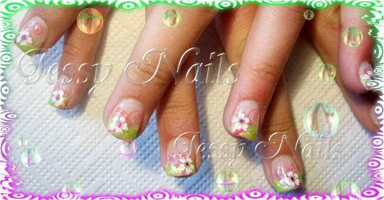 Sommernägel Gelnägel - Grünes French mit pinkem Rankenstempel und weißer Blüte Nailart