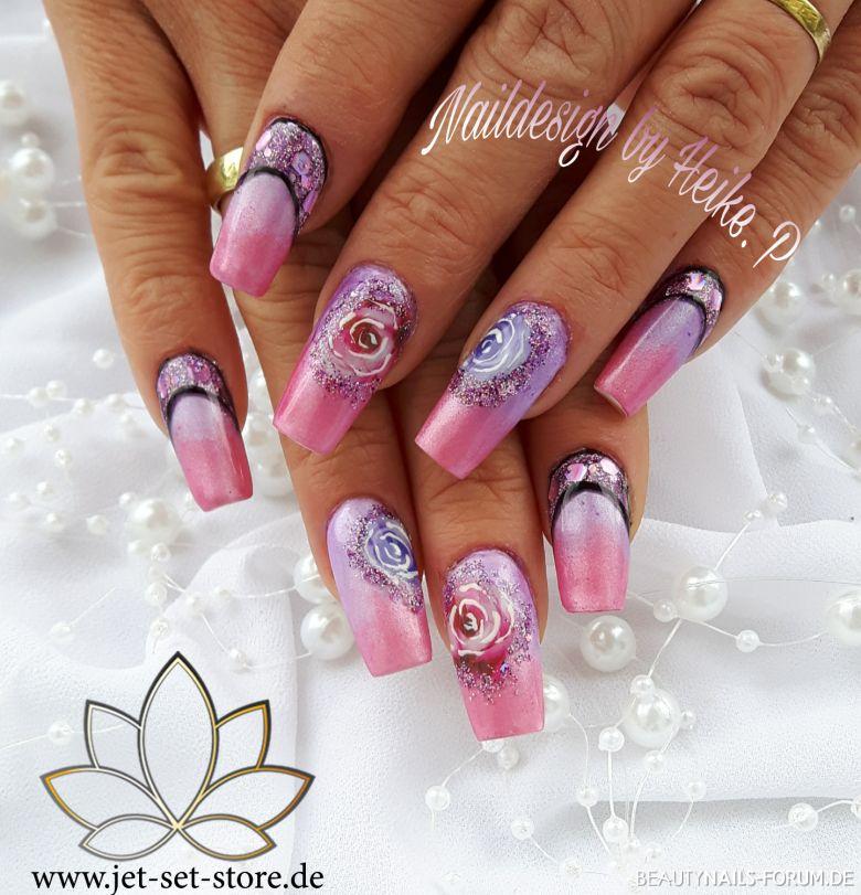 Sommernägel in lila/rosa mit stilisiertem Blumenmotiv