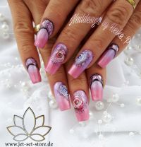 Sommernägel in lila/rosa mit stilisiertem Blumenmotiv Gelnägel