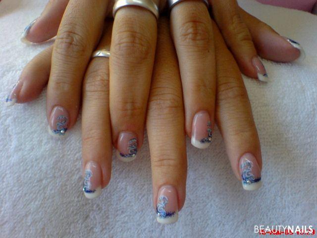 Stamping Nailart mit Swarovski Steinen Gelnägel - Schablonenmodellage Emmigele, Naturweisses French, blaues Glitter, Nailart