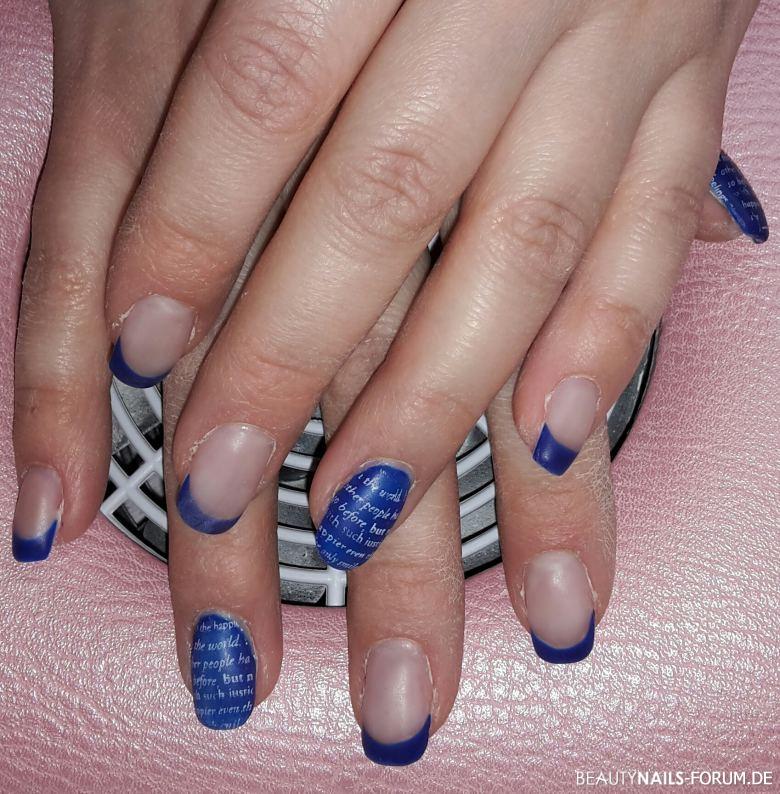 Strahlendes Blau mit matt Versiegelung Gelnägel - Stamping am Ringfinger mit MoYou. Nailart