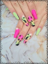 Summer Nails mit Palme und Kakadu auf Neon Gelnägel