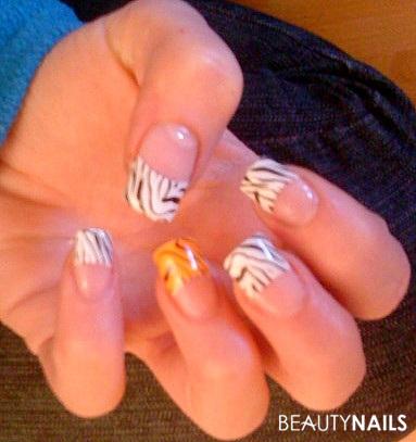 Tiger Stamping .... 2 Finger neon orange mit tiger Gelnägel -   Nailart