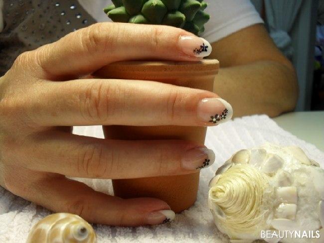Weiss mit Bluemchen Gelnägel - Gele Pretty Noble Nails, French selber gemixt, Sticker Pretty Nailart