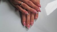 Weiß mit Glitter, Tattoo und Strass Gelnägel