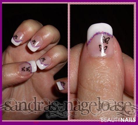 Weiße Spitzen mit einen glitzer lila strich und Schmetterlinge Stempel Gelnägel - Weiße Spitzen leicht schräg mit einen glitzer lila strich und Nailart