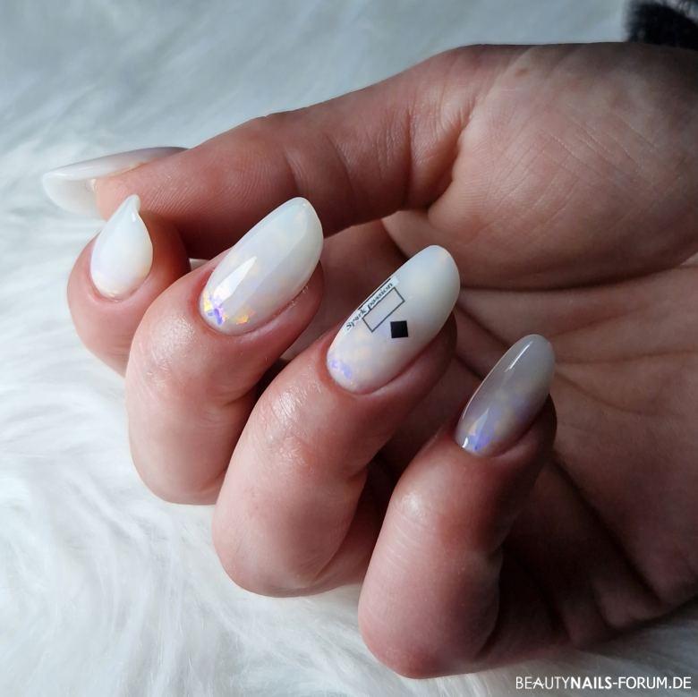 White nails Gelnägel weiss - Aufbaugel Control milky white von Eclair Nailart