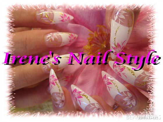 White stiletto mit Stamping Gelnägel - weises frensh mit rosa Stemping und glitter gold verziert Nailart
