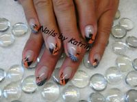 Design in schwarz-orange mit gemischten Stempeln Halloween Nägel