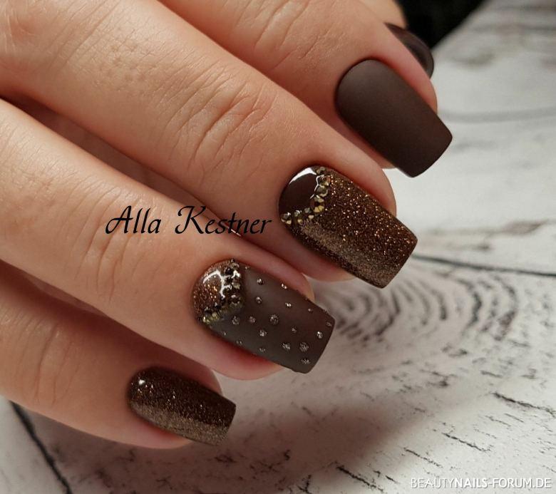 Braun in matt mit glitter und Strasssteinche. Herbst-Nägel braun -  Nailart