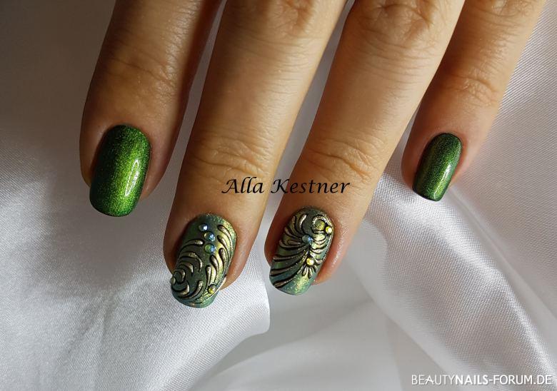 Smaragd mit interessantem Design Herbst-Nägel grün - Verwendet:Cameleon Company - Exklusiv Farbgel Met. Smaragd° Nailart