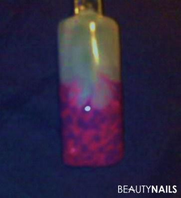 French Zweifarbig Mustertips - French angelegt in lila und pink, mittels Ziehtechnik Muster Nailart