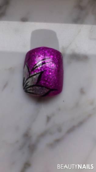 Glitzerpink mit Nailart- Blume in silber Mustertips - Habe erst einen pinken Nagellack von emmi aufgetragen, dann von Nailart