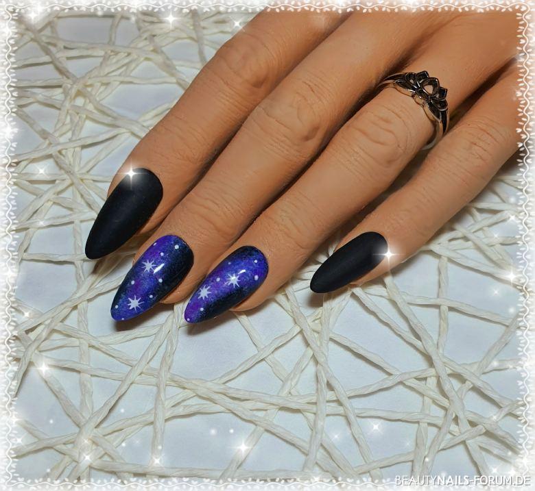 Schwarz und Galaxie-Nailart Mustertips blau schwarz - Fullcover in schwarz, Zeige- und kleiner Finger matt versiegelt, Nailart