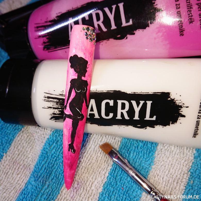 Schwarzes Pin-up Girl auf pinkem Nagel Mustertips pink schwarz - Gemalt mit Acryl, hintergrund Gel Nailart