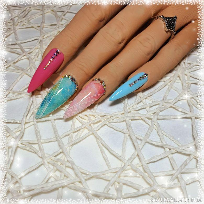 Stiletto Foliendesign mit Steinchen Mustertips pink blau - Fullcover in pink und hellblau, Mittel- und Ringfinger mit Transferfolie Nailart