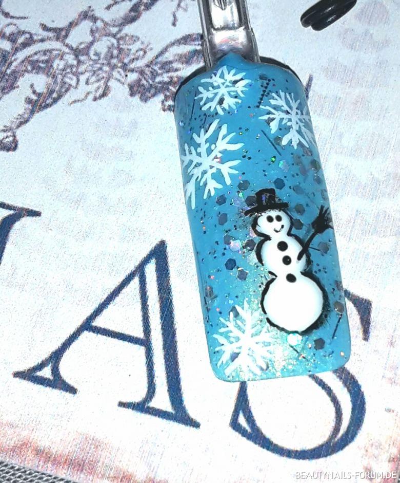 Winter Design mit gemalten Schneeflocken und Schneemann Mustertips - Hier ist auch noch ein niedliches Design das leicht nach zu machen Nailart
