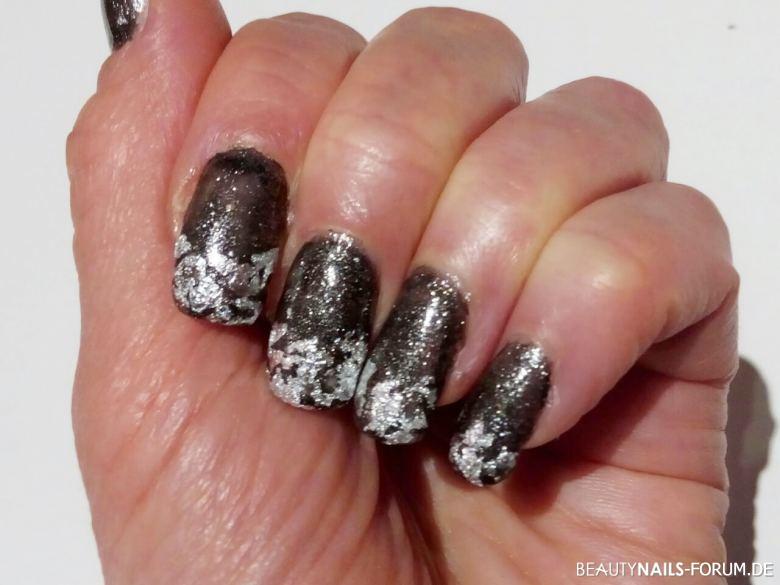 Anthrazitfarben mit Silber