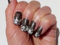 Anthrazitfarben mit Silber Nageldesign
