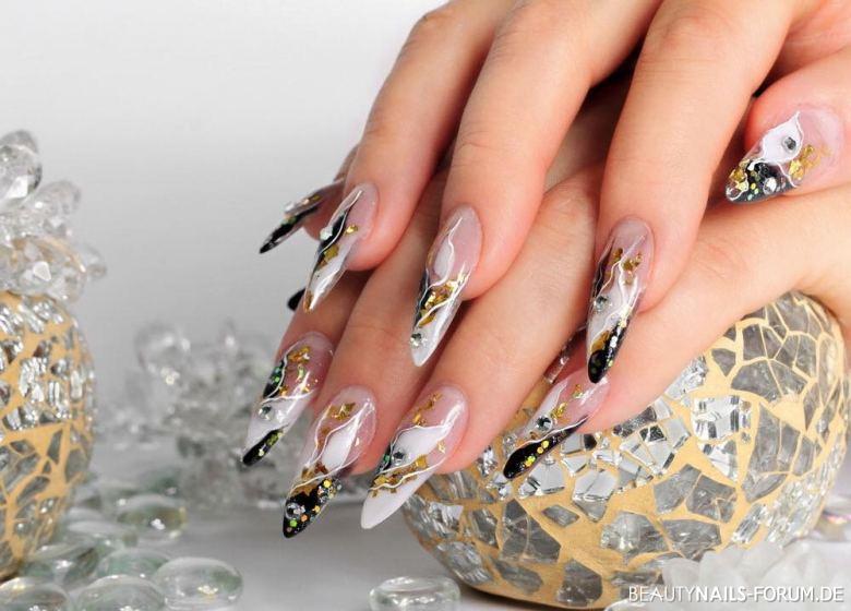 Auffällige elegante Nägel in schwarz, weiß, gold Nageldesign gold schwarz weiss - Venus nails Siegburg Nailart