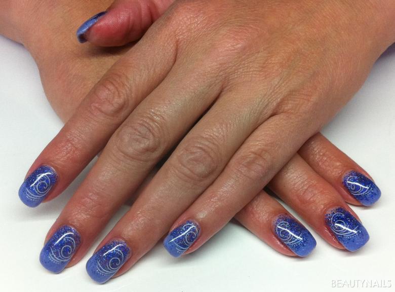 blaue Nägel mit Glitter und Stamping Nageldesign -  Nailart