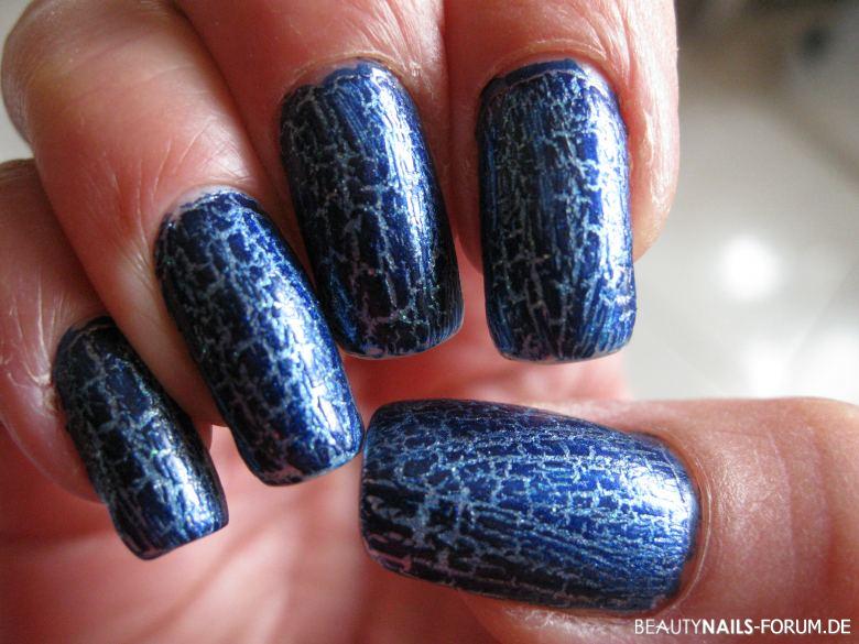 Blaues Crackling Nageldesign blau - NNV mit Gel, Design mit hellblauem Unterlack und dunkelblauem Nailart