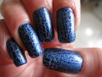 Blaues Crackling Nageldesign