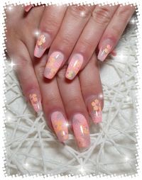 Blütendesign in Pastelltönen Nageldesign