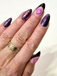 Design mit Lila Schwarz und Pink und 3D Ornament Nageldesign