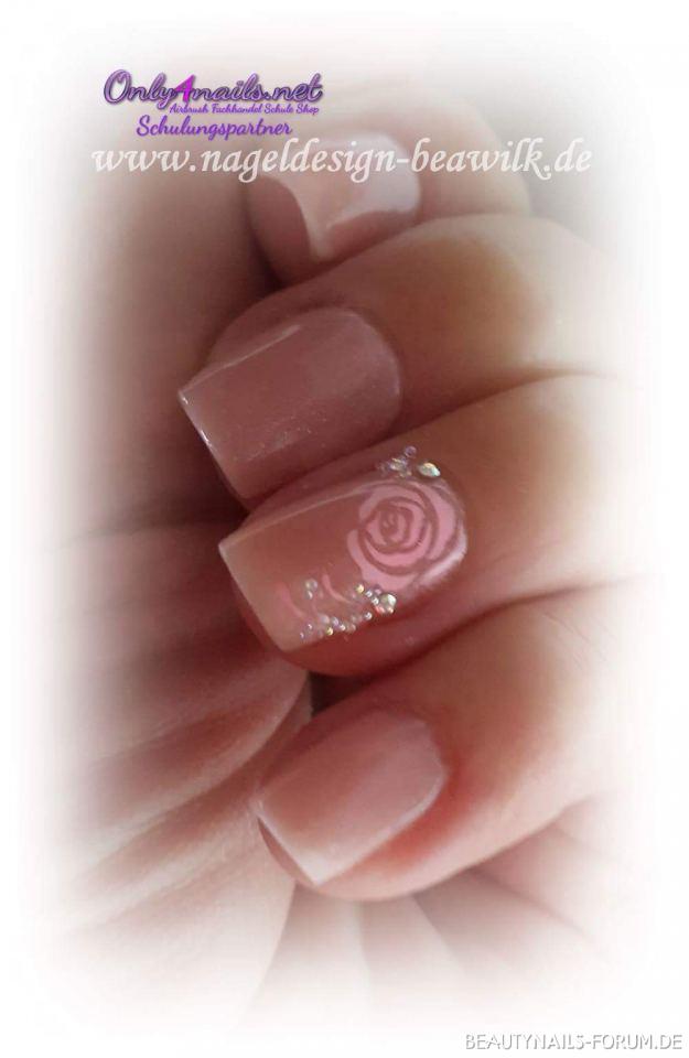 Dezente Nailart mit 3d rose Nageldesign rosa - Dezent Nailart