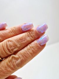 Dezenter Magic Flakes Schimmer auf Polygel Nageldesign