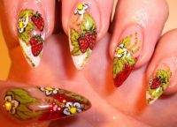 Erdbeeren und Blüten Nageldesign