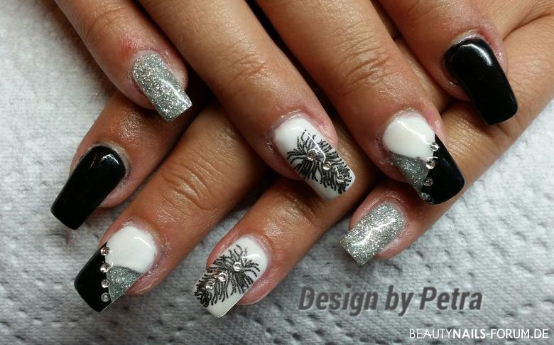 Federdruck mit schwarz weiß Mix Nageldesign - Eigene Farbcombi Nailart