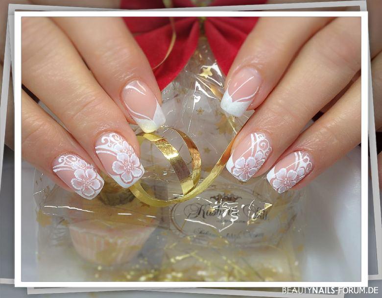 Feminine Nailart mit weißen Blumen Nageldesign - Gelmalerei, make Up gel Nailart