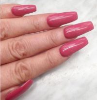 Fiberglas Gelmodellage in frühlingshaftem Pink Nageldesign