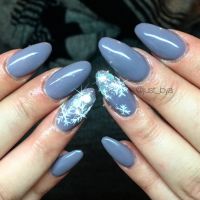Flieder Schnee Nageldesign