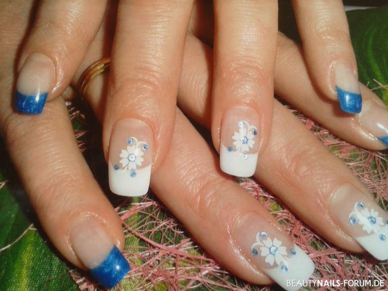 French weiß/blau Nageldesign - Ziernägel mit Stempel in weiß Nailart
