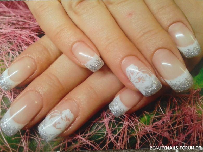 Frenchnägel in weiß mit Ziernagel Nageldesign - Weisses French mit glitzerverlauf.Ziernagel Blume weiss Nailart