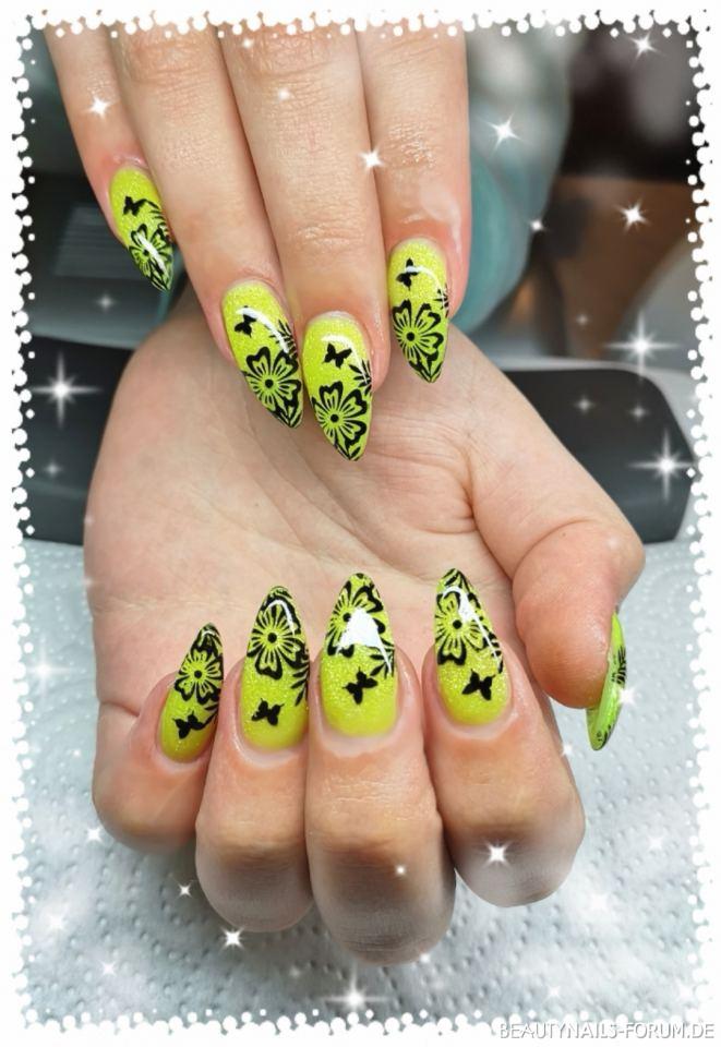 Frühlingsdesign in gelb mit Stamping Schmetterling Nageldesign gelb - Gelmodellage in gelb mit Stamping Nailart