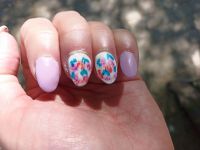 Frühlingsnägel mit gemalten Blumen Nageldesign